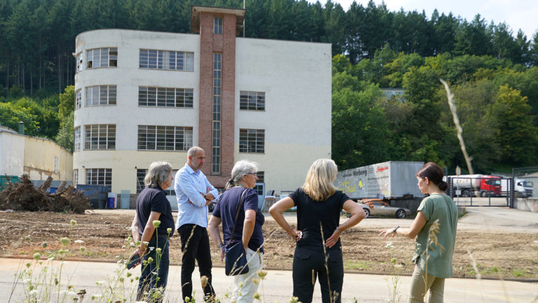 Landratskandidatin Wehrheim besucht Romika-Gelände im Gusterath-Tal